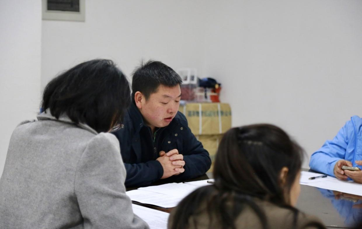 图1党委副书记李青松谈话 图1党委副书记李青松谈话